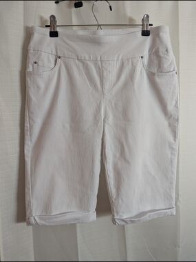 Counterparts White Pull-On Bermuda Shorts